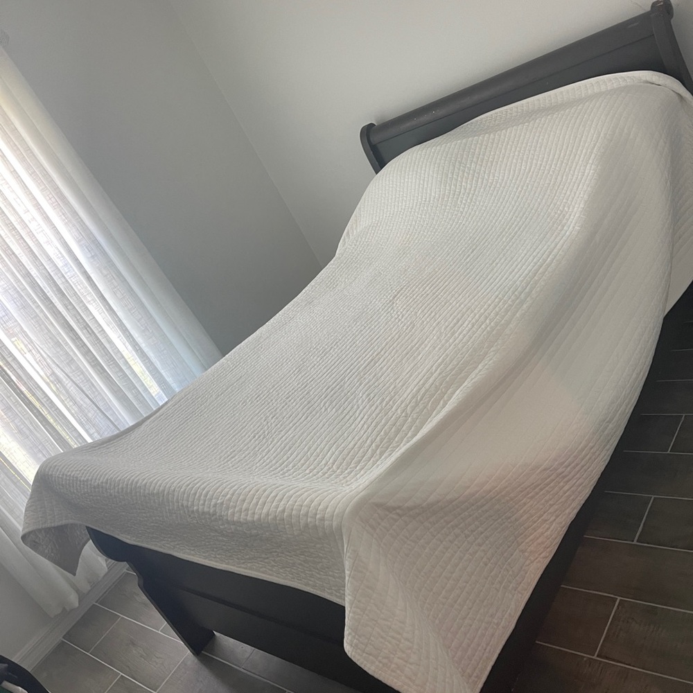 Elegant White Quilted Bedspread